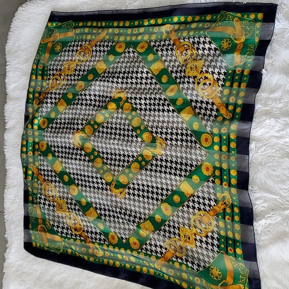 BEAUTIFUL BIG SCARF - Picture 2 of 6